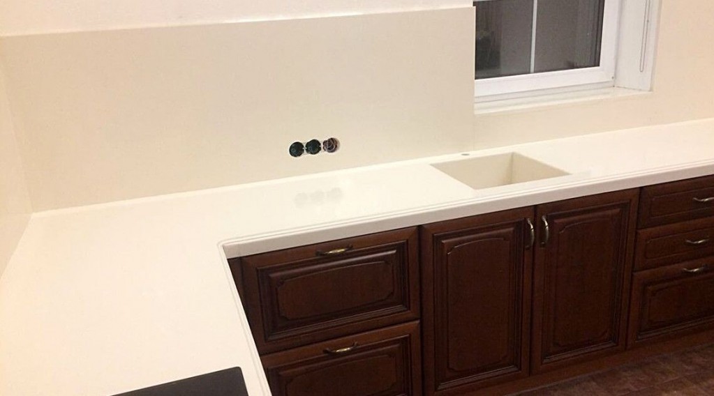 ���������� �� ������ Caesarstone Pure White